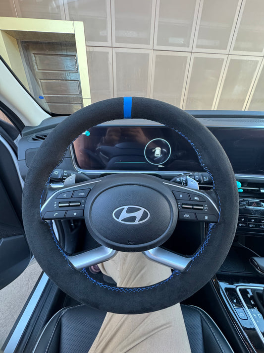 Cubre volante gamuza con línea azul/rojo/amarillo