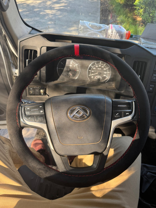 Cubre volante gamuza con línea azul/rojo/amarillo