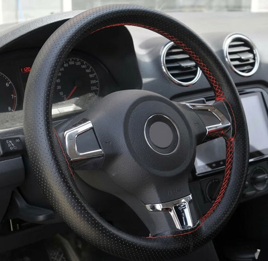 Cubre volante eco cuero con costuras en rojo